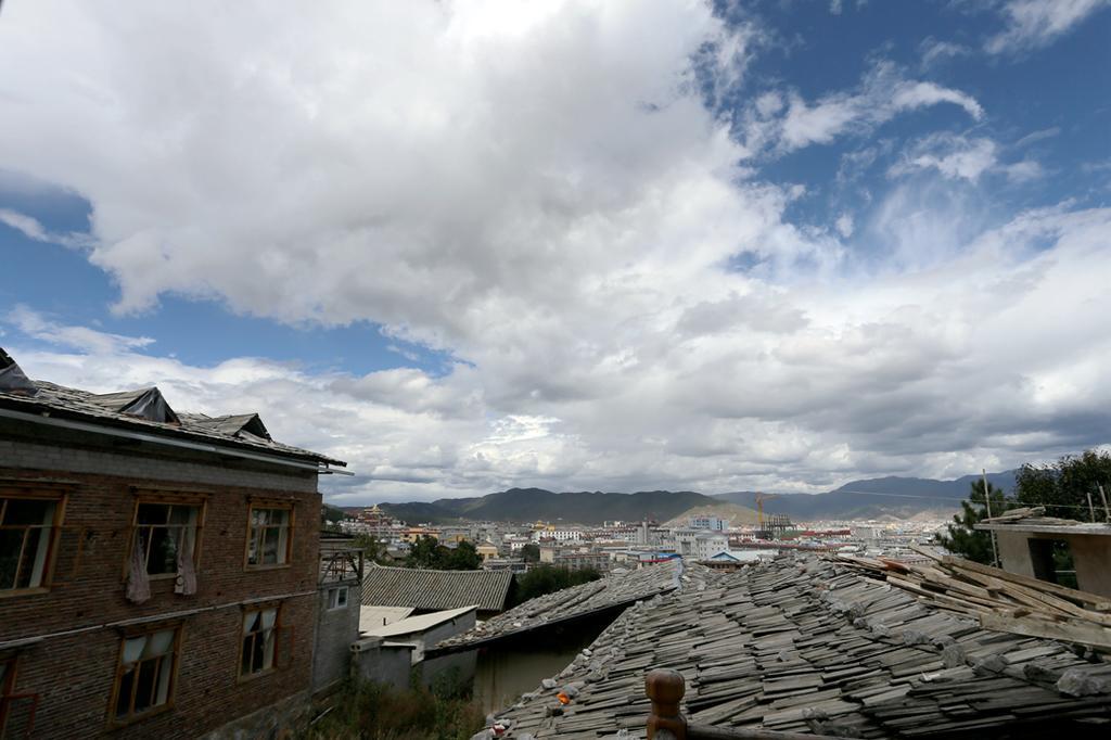 Shangri-La Mid - Mountain Homestay Exterior photo